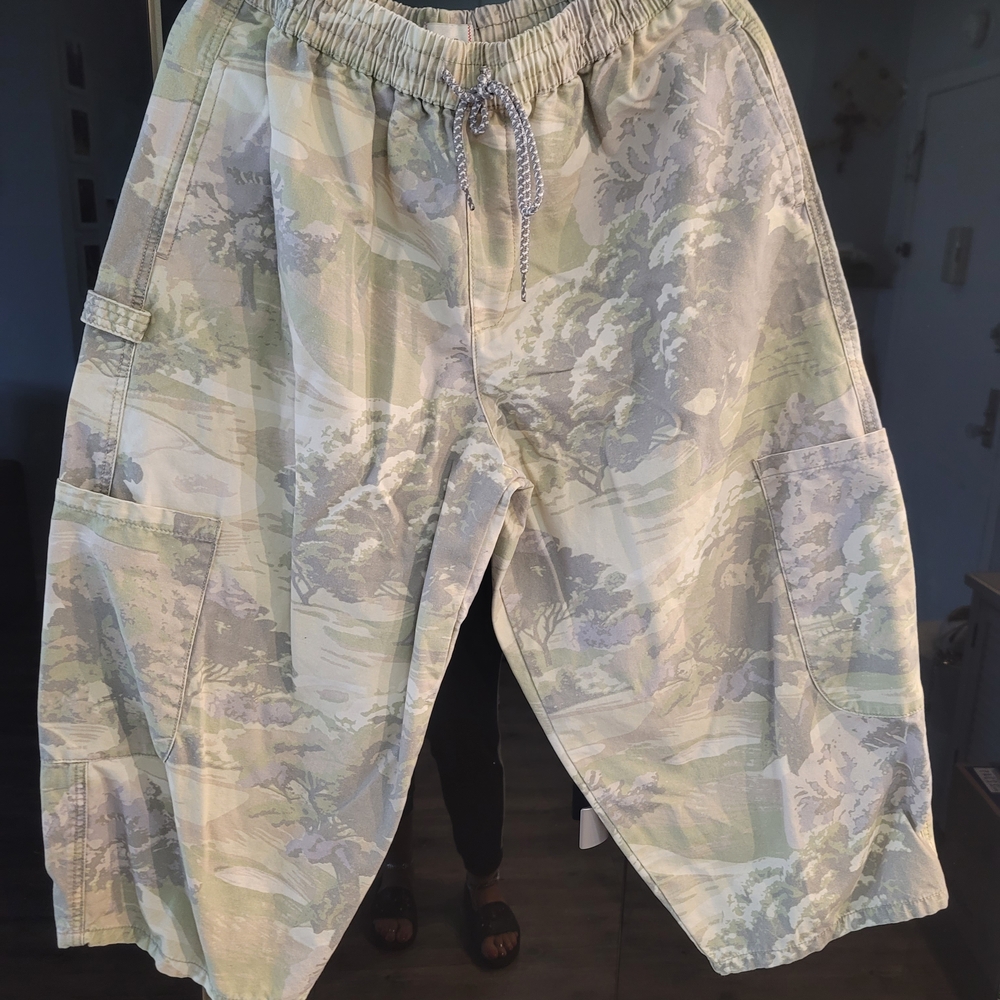 URBAN OUTFITTERS BDG Camo, Cropped, Baggy Cargo Jeans